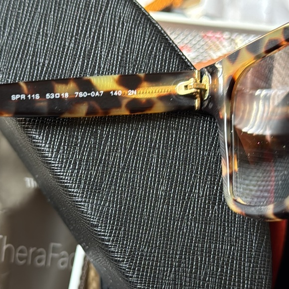😎🔥Host Pick🔥 Prada wayfarer Sunglasses-Med Tortoise/Grey Gradient spr11s case - Picture 6 of 6